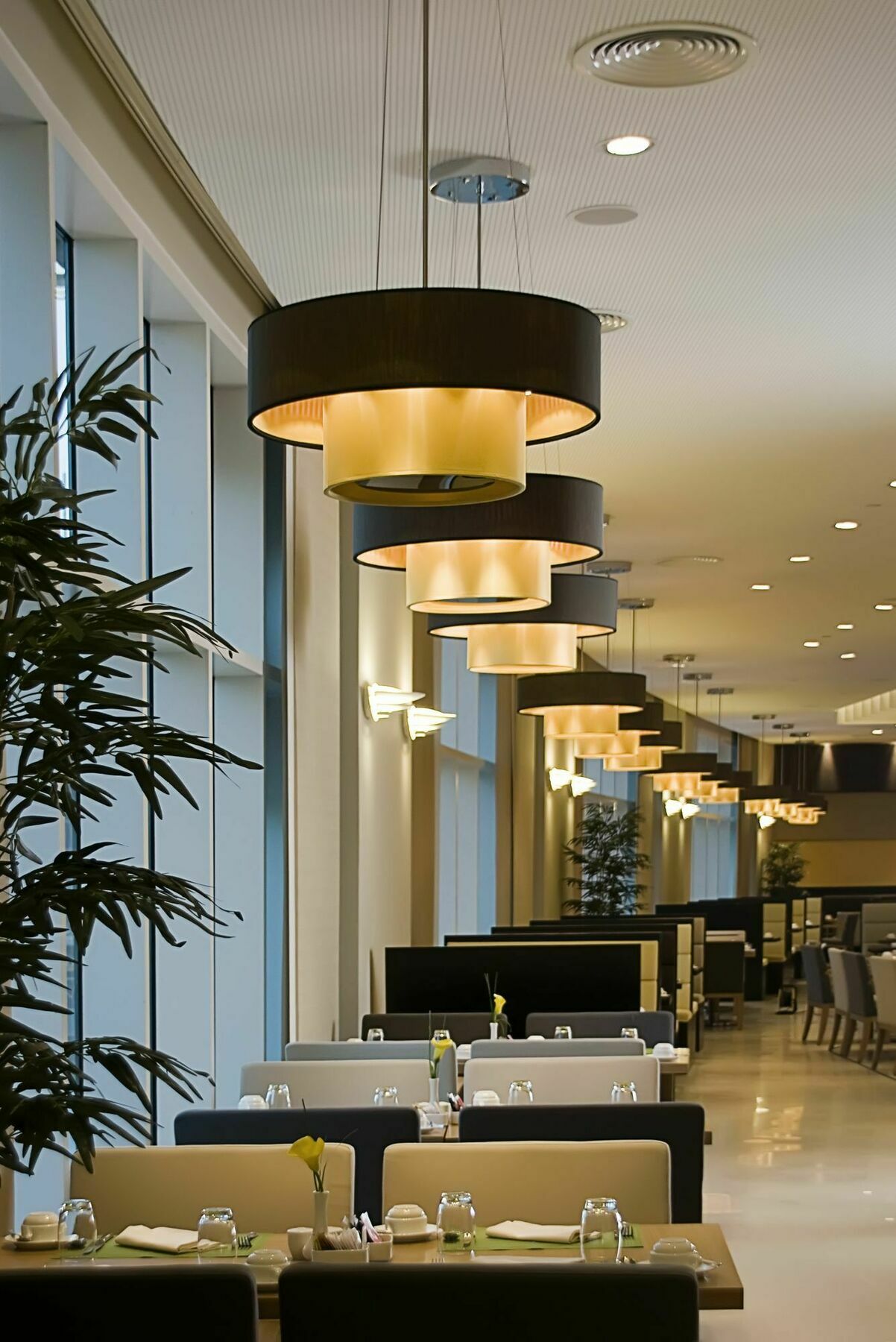 Grand Millennium Al Wahda Hotel And Executive Apartments Abu Dhabi Restaurant bilde